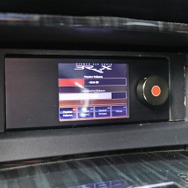 センタークラスターの下部にはダイレクターをビルトイン設置。操作しやすく純正デザインを損なわない取り付けが光る。