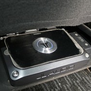 シート下にシンプルに取り付けられているのはJLオーディオのDSP内蔵のパワーアンプであるＶＸ600/6i。