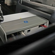 こちらもシート下を利用してインストールしているサブウーファー用のパワーアンプであるJLオーディオのM600/1。