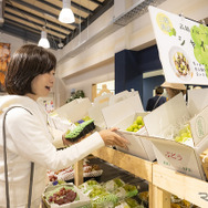 店内には地元物産を中心に陳列。オープンからかなりな人が賑わっていた