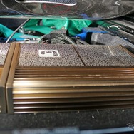 クワトロリゴの限定モデルであるINGOT 1を2台設置する運転席下。重量物であるパワーアンプは低く車体中央に置くことがテーマ。