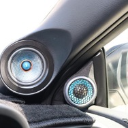 フロントスピーカーに選んだのはブルームーンオーディオのAX165。ミッドレンジには同ブランドのMX080を組み合わせる。