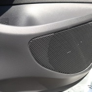 ブルームーンオーディオの2ウェイフロントスピーカーのAX165、ミッドバスはドアの純正位置にインナー取り付けされる。