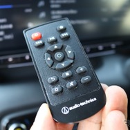 音楽ファイルの操作などはすべてリモコンを使って行うことができる。車載プレイヤーらしい操作性もこのモデルの魅力。