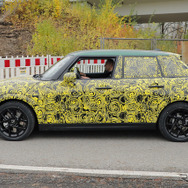 MINI 5ドアハッチバック ICEモデル 改良新型プロトタイプ（スクープ写真）