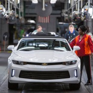 GMの米国ミシガン州ランシンググランドリバー工場から米国内へ出荷が開始された新型シボレーカマロ