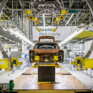 ポルシェのドイツ・ライプツィヒ工場で生産を開始した パナメーラ 新型