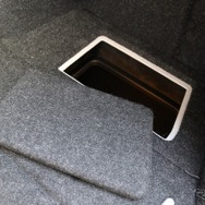 トランクルームは中央部にアンプラックを設置した他の部分は比較的シンプルな作り込み。メンテナンスリッドなども確保する。