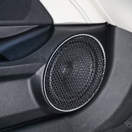 フロントスピーカーにはクワトロリゴの20th記念モデルをチョイス。ミッドバスはドアにアウターバッフルでインストールする。