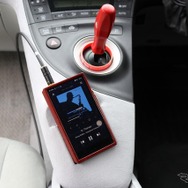 コクピットまわりではDAPの固定場所に困ることも多いが、コンソールのトップパネルをワンオフ加工してDAPホルダーを作った。