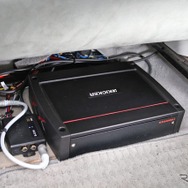 フロントシート下に設置しているキッカーのパワーアンプKXA1200.1。キッカーのcompRT（8インチ）をドライブする。