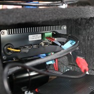 ラゲッジの収納ボックスを前方からのぞき込むと車載オーディオPCのカナリーノ12V mk2が収められているのが見える。