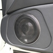 モレル独特なグリルを備えプロテクションの性能とサウンド面を両立させている。もちろんデザイン的にも個性的だ。