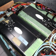 フロントスピーカーを駆動するアークオーディオのパワーアンプ4100SE-Exとサブウーファーをドライブする2075SE-Exが並ぶ。