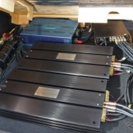 プロテクションボードを開けると中からは大型パワーアンプ×2台やレギュレーターなど多くのユニットが現れる。