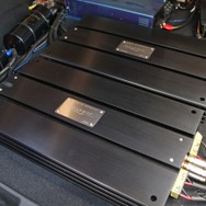 パワーアンプにはオーナーもお気に入りのブラックスGX-2400を2台用いる。ラゲッジいっぱいに広がる大型アンプだ。
