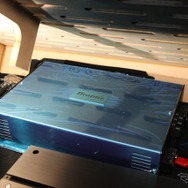 電源部の強化もこのクルマのテーマのひとつ。ブレームスのレギュレーターであるHQS-200Xを導入して高音質を狙う。
