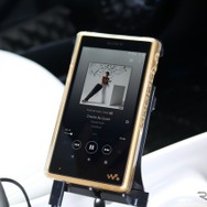 DAPはホルダーを使ったシンプルな設置方法。ウォークマンの高音質モデルであるNW WM1ZM2を用いる。