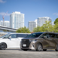 トヨタ ヴェルファイア（奥）とアルファード（手前）