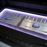 クワトロリゴのニューモデル　オーパス１とオーパス２をトランクフロアにセット。LEDライトの演出も見事