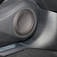accuton C165AM-04-770FGを純正位置にセット。エンクロージャー方式を採用して安定した低音を得ている