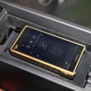 コンソール中央の小物入れにピタリとフィット。DAPはソニー・NW-WM1Z mkⅡでデジタル出しでDSPに伝送