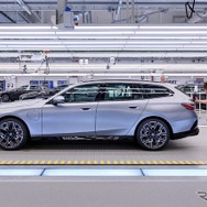 BMWの独ディンゴルフィン工場で生産が開始された 5シリーズ・ツーリング 新型