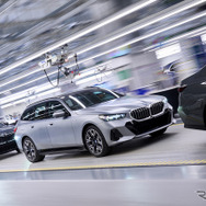 BMWの独ディンゴルフィン工場で生産が開始された 5シリーズ・ツーリング 新型