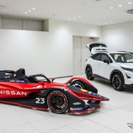 フォーミュラeマシンと日産アリアNISMO（アクセサリー装着車）