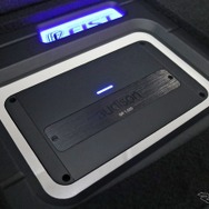 サブウーファーをドライブするパワーアンプにはオーディソンのSR1.500をインストール。周囲をホワイトで縁取る処理も美しい。