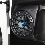 フロントスピーカーにはブルームーンオーディオのRX165ACTIVEを中心に3ウェイ化。ブルーの各パーツがアピール度も満点。