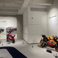 ホンダ RC211V（右），RC213V（左）