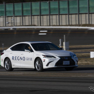 新モデルGR-XIIlを装着したレクサス ES300h