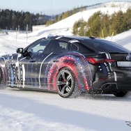 4つのモーターを搭載したBMWの超高性能EVのプロトタイプ（スクープ写真）