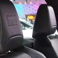 カローラクロス GRスポーツ。ヘッドレストにはGRスポーツのロゴマークが
