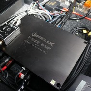 システムの中核を担うのはヘリックスのDSPアンプであるP-SIX DSP MK2。豊かな調整能力と高精度な増幅が可能だ。