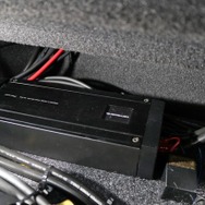 サブウーファーをドライブしているのはカロッツェリアのPRS-D800。フロア下への設置にもぴったりなコンパクトボディだ。