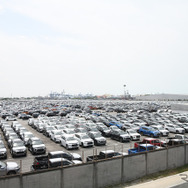 ラムチャバン工場のモータープールから世界中に向けての出荷を待つ三菱車