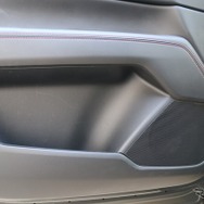 ドアはレジャー仕様としての実用性を考慮してインナーバッフルとした。普段使いには都合の良い仕様だ。
