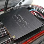 ラゲッジの床下スペースに設置されているもうひとつのユニットがヘリックスのDSP ULTRA。高品質な調整機能をフルに発揮する。
