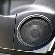 ドアのスピーカー取り付け部を見るとグリル部分に角度が付いているのがわかるだろう。アウターバッフル化して角度付けを実施した。