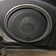 シルバーのリングに人工スエードの外周処理を施して、その内側にスピーカーを設置。アウターバッフルとは思えない仕上がりだ。
