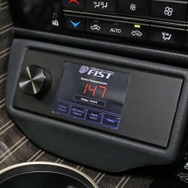 センタークラスターの下部にはダイレクターを取り付けるパネルをワンオフ。内装デザインにフィットする形状とした。