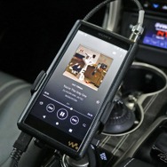 オーディオプレーヤーにはウォークマンのWM1シリーズをチョイス。高音質なシステムに高精度な音声信号を送り込む。