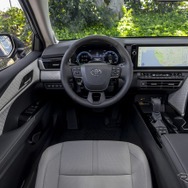 トヨタ カムリ 新型 (XLE)