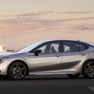 トヨタ カムリ 新型 (XSE)
