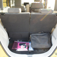 荷室容量は旧型と変わらず。前席を前に寄せれば奥行きをぐっと稼げる。