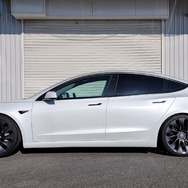 ハイパーマックス S［80300-AA001］テスラ・モデル3装着例（出荷時車高・フロント：28mmダウン / リア：24mmダウン）