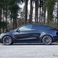 ハイパーマックス S［80300-AA002］テスラ・モデルY装着例（出荷時車高・フロント：29mmダウン / リア：26mmダウン）
