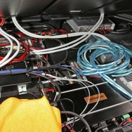 フロアボードを開けると床下には大量のユニットが設置されているのがわかる。高音質の源泉はここにあったのだ。